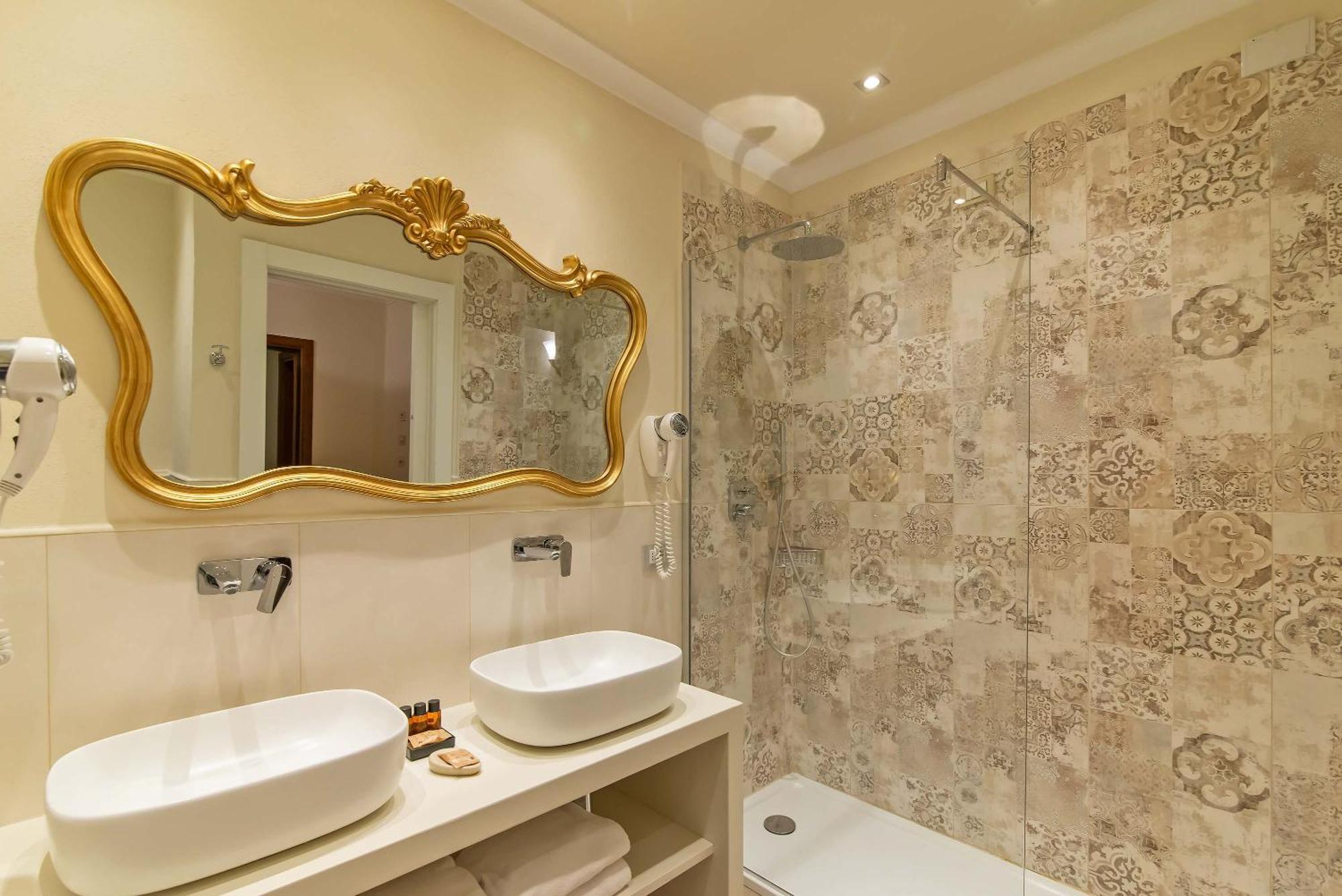 Quintuple Room